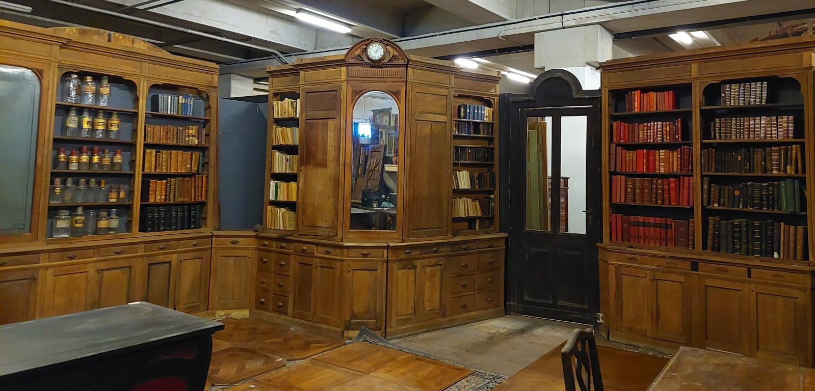 lib133 - antico negozio in rovere, di fine '800, con tre porte, misura 9 metri lineari
